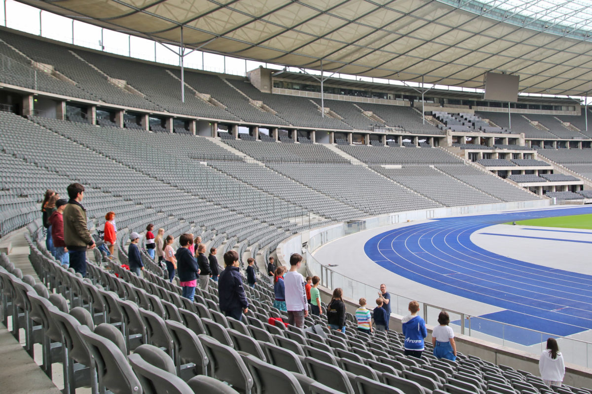 Kinderchor probt im Olympiastadion Berlin