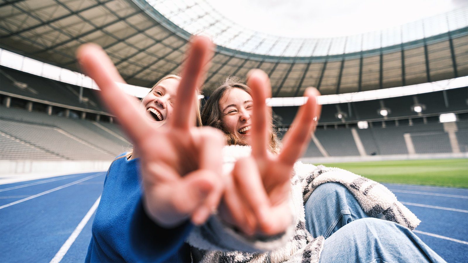 Große Saisoneröffnung im Olympiastadion Berlin: Blaue Laufbahn geöffnet – Sonderführungen am Ostersonntag und Ostermontag